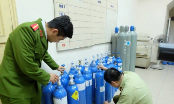 Hà Nội: Phát hiện 40 bình khí cười không có giấy tờ